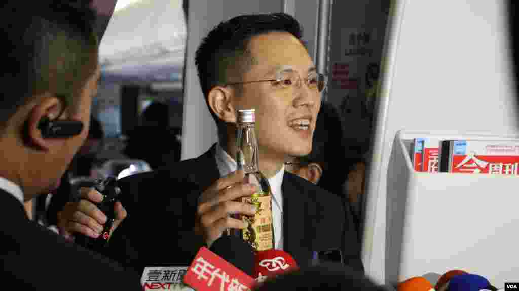 总统府发言人陈以信介绍马习会晚餐饮用的金门高粱 （美国之音记者李逸华拍摄）