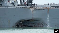 麥凱恩號導彈驅逐艦在同一艘商船相撞後駛向新加坡的樟宜基地，戰艦明顯出現損壞（資料圖片）