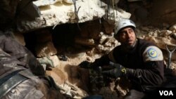 救援人員在敘利亞伊德利卜市轟炸後的廢墟下尋找生還者