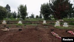 Faayilii - Bakka awwaalaa hordoftoota amantaa Protestaantii fi Kaatolikii, Wiingeet, Finfinnee