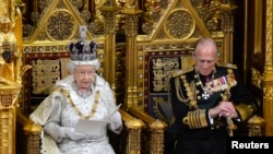 2013年5月8日英国女王伊丽莎白在伦敦向议会发表年度演讲，右侧是她的夫婿菲利普亲王。