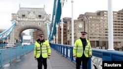 英国警察在伦敦塔桥上巡逻