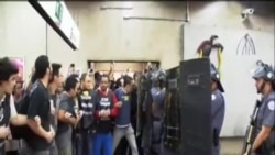 巴西警方向示威者發射催淚彈