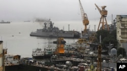 8月14日清晨潜艇爆炸后停靠在孟买海军船坞的舰船