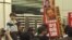 2010年刘晓波获得诺贝尔和平奖后香港民众要求北京当局释放刘晓波并让他出国领奖（美国之音黎堡拍摄）