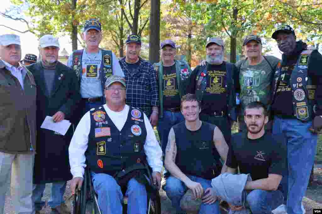 越战和伊拉克战争退伍军人合影(美国之音杨晨拍摄)