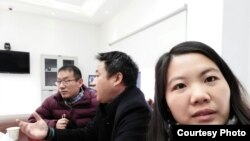 許艷和常伯陽(左)及謝陽兩位律師在公安局內