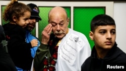 Mfungwa wa Kipalestina wa Israel Maher Younis akikaribishwa kijijini kwake, baada ya kuachiliwa huru baada ya kutumikia kifungo cha miaka 40 alhamisi huko Ara, Israel.
