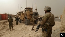 美军士兵守卫在一个在阿富汗的军事基地入口处(资料照片)