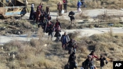 這張由一個敘利亞庫爾德人活動組織在2016年11月27日提供的照片顯示，人們逃離反政府武裝控制的阿勒頗東部街區，進入敘利亞庫爾德戰士控制的謝赫•馬克蘇德地區。