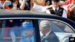 英女王伊麗莎白和查爾斯王子離開白金漢宮，前往新議會開幕(2017年6月21日)