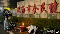 民众在珠珠海市体育中心摆放鲜花、点燃蜡烛，哀悼开车冲撞事件的死者。(美联社：2024年11月12日)