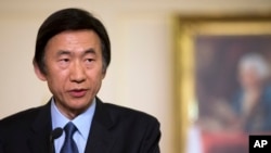 韩国外长尹炳世在美国国务院举行的一次新闻会上讲话。（2013年4月2日）