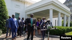 Адвокаты и члены семьи Джорджа Флойда покидают Белый дом после встречи с президентом Джо Байденом, 25 мая 2021 года