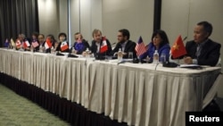 2013年3月在新加坡舉行的跨太平洋貿易夥伴關係協定第十六輪談判的代表舉行記者會 (資料照片)