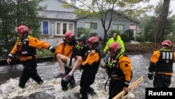 佛羅倫薩颶風引發大水，來自紐約的救援人員在北卡州里弗本德救走一名居民