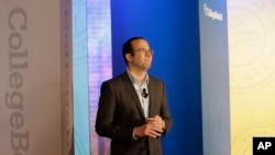 美国大学委员会主席戴维.科尔曼在得克萨斯州奥斯汀宣布对SAT大学入学考试的更新。这是SAT2005年来第一次更新。（2014年3月5日）