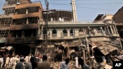 巴基斯坦救援人員在發生汽車炸彈現場展開救援工作。