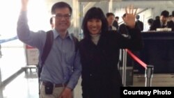 骆家辉大使和夫人MONA在机场向送行者招手致意 (图片取自网络)