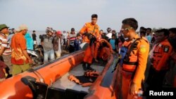 印尼救援人员准备前往狮航班机坠毁地点。（20181102）