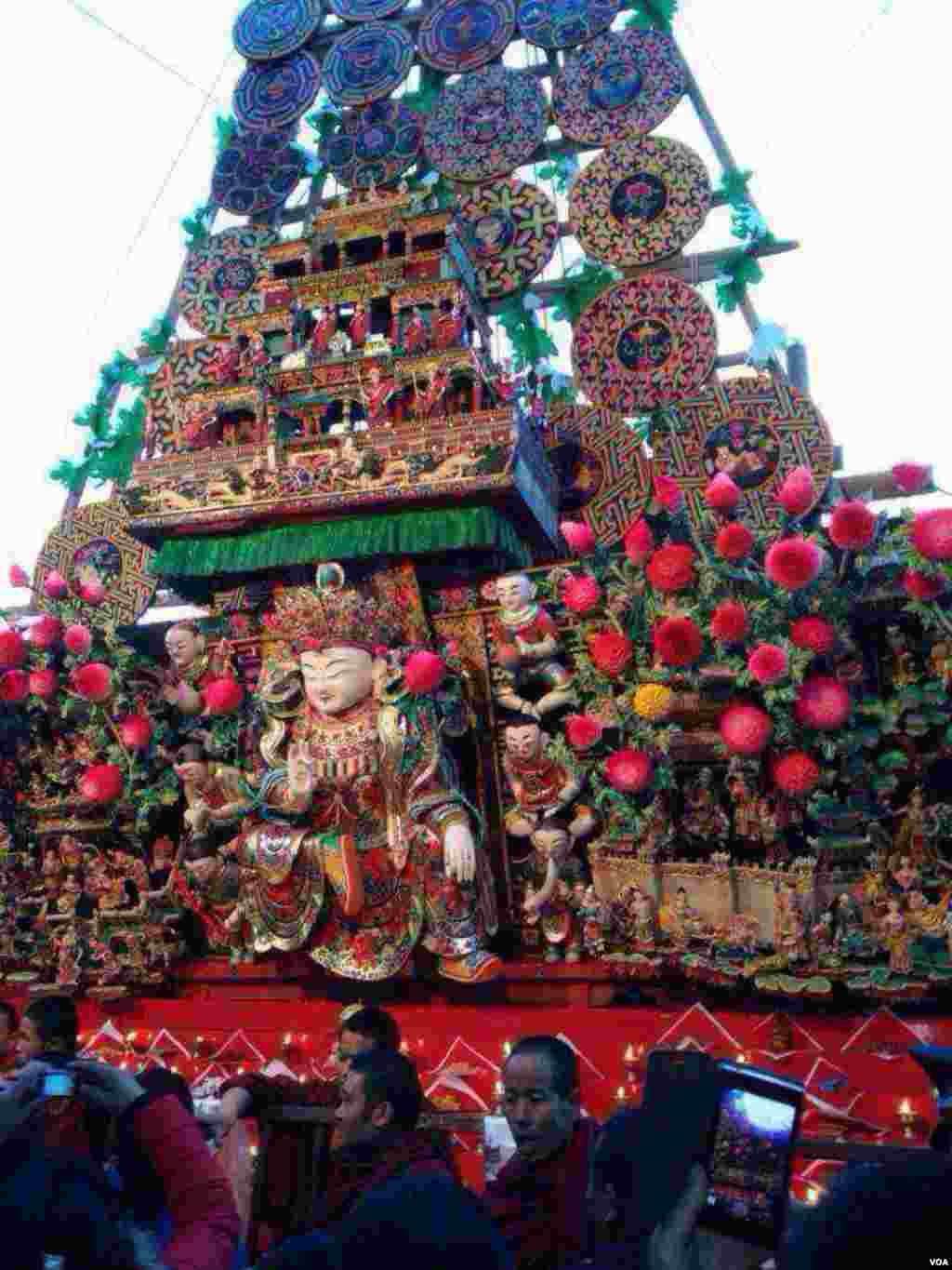 3月5日塔尔寺酥油花佛事活动当天现场照片，荷枪实弹的军警驻守寺院