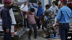 2019年5月26日，尼泊尔加德满都爆炸现场受害者的尸体被移走。