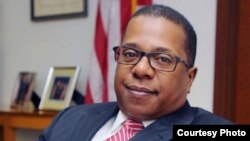 Amaasaaddera Yunaayitid Isteetis, Birayaan Nikolaas