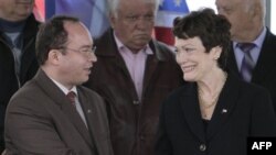 Министр иностранных дел Румынии Богдан Ауреску и заместитель госсекретаря США по вопросам контроля за вооружениями Эллен Таушер. Румыния. 3 мая 2011 года