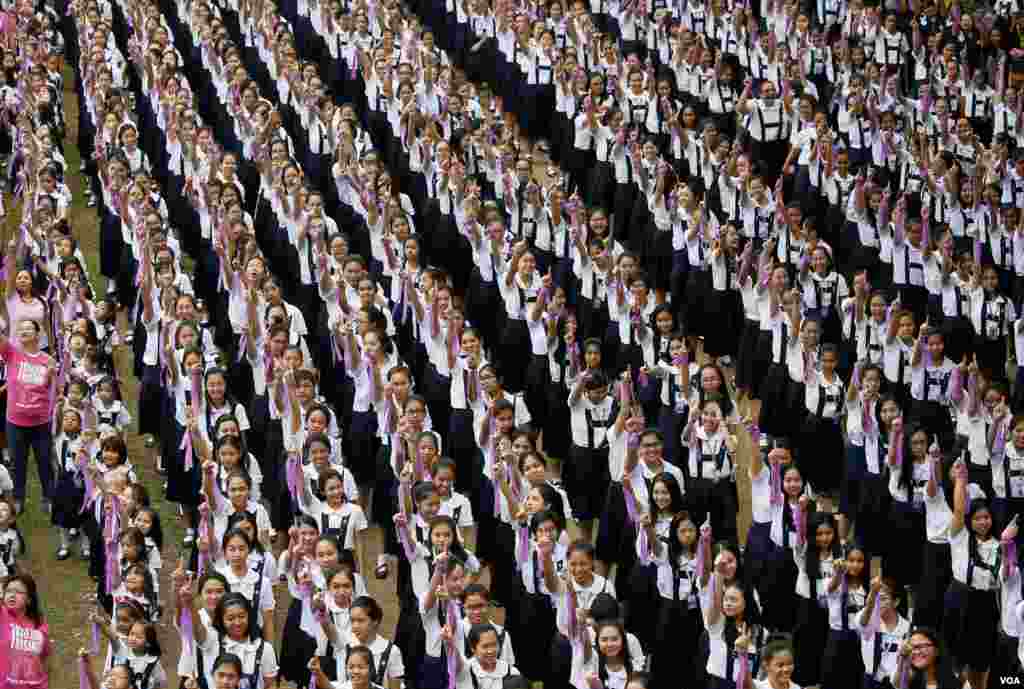 菲律宾一所大学的师生在校园里集体跳舞，庆祝情人节，也抗议世界上存在的对妇女和儿童施暴的问题（2017年2月14日）