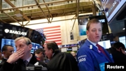3月5日纽约股票交易市场的经纪人目睹道琼斯指数创下新高