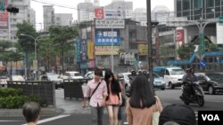 周二，雨过天晴，台北行人大街漫步