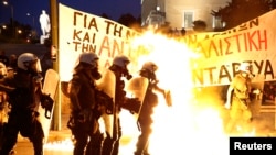 希臘國會通過實施緊縮措施後街上爆發示威衝突