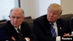 2016年10月7日，川普与时任参议员的塞申斯在曼哈顿的川普大楼开会。（资料照片）