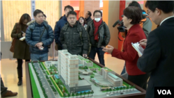 北京第一福利院院長曹蘇娟向中國外交部組織的外媒記者參訪團介紹中國養老院情況(美國之音東方拍攝)