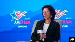 美國商務部長吉娜·雷蒙多（Gina Raimondo）2023年8月訪問中國上海市時與美商互動。（美聯社）