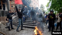 2014年5月1日顿涅茨克检察官办公室外的亲俄活动分子