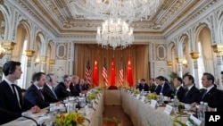 美國總統川普與中國主席習近平及其他官員在海湖莊園舉行雙邊會談(2017年4月7日)。