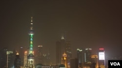 上海摩天大楼的发展蓬勃，著名高楼有上海环球金融中心和东方明珠广播电视塔 ( 美国之音 谭嘉琪拍摄）