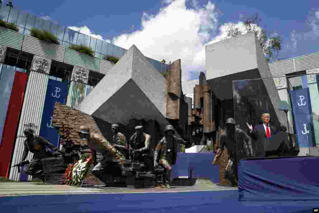 美国总统川普在波兰华沙的克拉辛斯基广场发表演讲（2017年7月6日）。川普说，波兰在共产党统治时期从未失去对自由、民主的渴望，最终在与专制政权的斗争中取得胜利。川普的讲台设在纪念1944年华沙起义的铜质纪念碑下。这座纪念碑是为了纪念几十万反抗纳粹占领军的波兰军人和平民。波兰起义历时两个月，最后以失败告终。