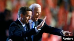 美国副总统拜登(右)2008年8月27日美国民主党全国代表大会期间同其长子、德拉瓦州司法部部长Beau Biden在台上。