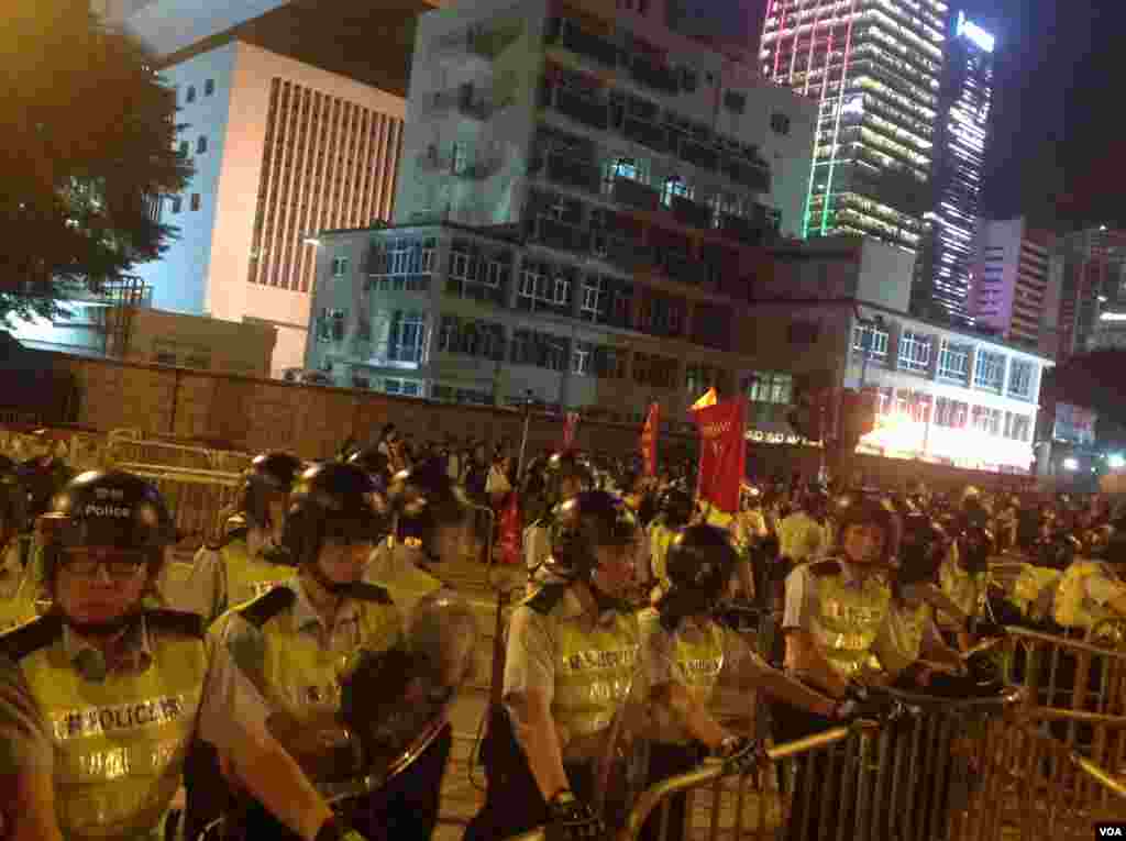 數千香港學生及市民在金鐘集會與警方對峙 (美國之音海彥拍攝)