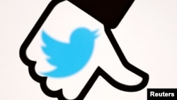 臉書的“讚”按鈕倒貼在推特的標誌上（資料圖）