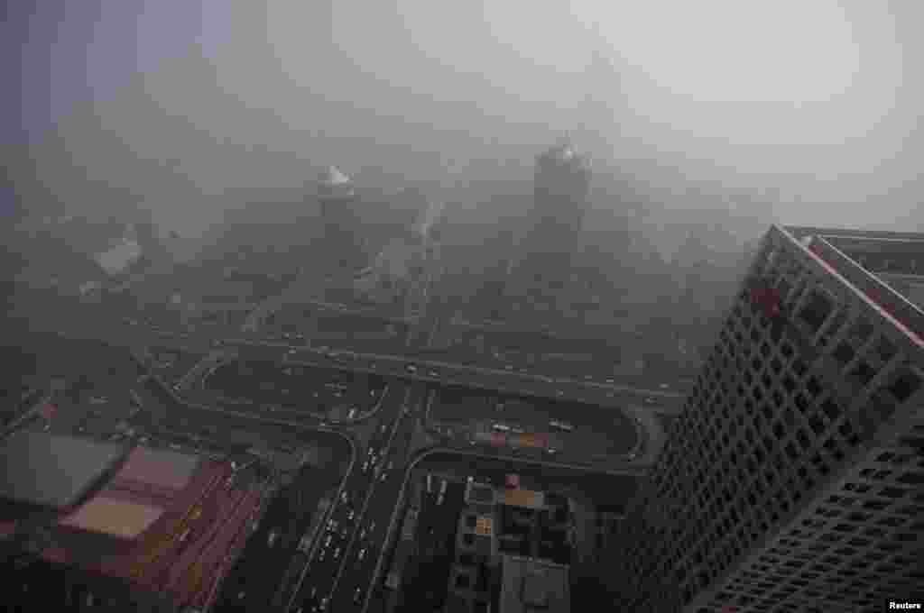 2011年10月29日，大楼和国贸桥掩映在北京浓厚的雾霭之中。