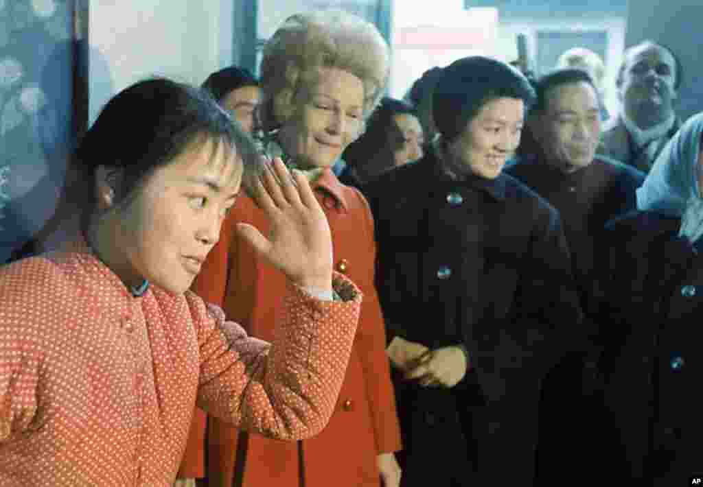 1972年2月23日，美国第一夫人帕特&middot;尼克松走访北京的学校。她的左侧是学校教师，右侧是翻译章含之。章含之在2008年接受美国之音专访时说： &ldquo;我从14岁就认识毛泽东。在我认识他这么几十年里头，我也是看着主席从当年-----最早我见到他才60多岁，接触比较多的是在他70岁过生日的时候--我看他10年里的发展，衰老的还是蛮快的。特别是林彪事件以后，他衰老得很厉害。所以我觉得除了种种的政治原因、中国的政治斗争之外，从制度上来说，年纪到了这个时候，生理上、客观上，他恐怕就不能够掌握这么大一个国家的命运。&rdquo;