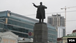 俄罗斯乌拉尔地区叶卡捷琳堡市中心的列宁塑像(美国之音白桦拍摄)