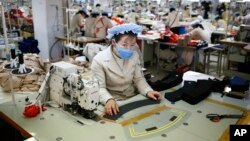 2013年12月19日开城工业园区里工作的朝鲜工人