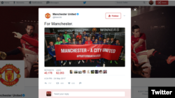 曼联球员手举横幅，为曼彻斯特袭击遇难者致哀 (曼联推特)