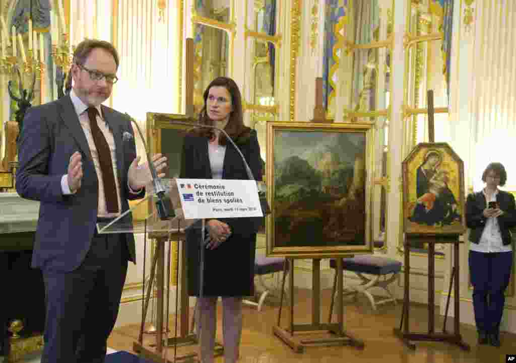 2014年3月11日，卢浮宫博物馆把二战期间得到的三幅油画物归原主的后代，一位罗马尼亚人。