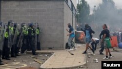 ​ຕຳຫຼາດ​ຕໍ່​ຕ້ານ​ການ​ກໍ່​ຈະ​ລາ​ຈົນ ປະ​ທະ​ກັບ​ຜູ້​ປະ​ທ້ວງ​ຕໍ່​ຕ້ານ​ຄົນ​ເຂົ້າ​ເມືອງ.