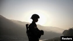 ​ສະ​ມາ​ຊິກກອງ​ທັບ​ບົກ​ປົດ​ປ່ອຍ​ປະ​ຊາ​ຊົນ ຢືນ​ຍາມ​ຢູ່ເຂດ​ແດນ​ຂອງກອງ​ທັບ​ປົດ​ປ່ອຍ ກະຫຼ່ຽງ ແຫ່ງ​ຊາດ, ໃນລັດ ກະຫຼ່ຽງ, ມຽນ​ມາ, 18 ກຸມ​ພາ 2024.